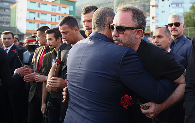 cavusoglu-ve-dostlari-olen-futbolcu-ile-bele-vidalasdi
